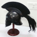 Kreeka korintose kiiver iidne keskaegne soomusr&uuml;&uuml;tli Sparta koopia musta ploomiga kiiver