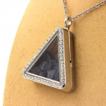 Pierres et Min&eacute;raux. Collier Kyanite brut. Mod&egrave;le triangle.