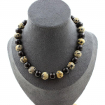 Pierres et Min&eacute;raux. Collier perles Agate noire 10 mm + Jaspe Dalmatien 10 mm. Chaine en Collier femmes, hommes. Taille personnalis