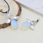 Looduslikust kivist kaelakee ripats, tilgakujuline kristall, loov naiselik inglitiib Opal