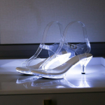 Naiste mood &ouml;&ouml;klubi Stiletto l&auml;bipaistvast kristallist automudelist helendavad k&otilde;rge kontsaga sandaalid LFD-1318-1 35 valge