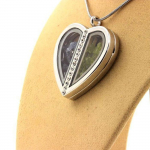 Pierres et Min&eacute;raux. Collier Saphir + P&eacute;ridot brut. Mod&egrave;le coeur.