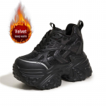 Naiste 2025 strassidega paksu tallaga k&otilde;rgust lisavad k&otilde;rge s&auml;&auml;rega kingad s&uuml;gis/talveks &ndash; moekad, mitmek&uuml;lgsed ja soojad. 35