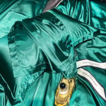 Luksuslik 100% mooruspuu siidist 4-osaline voodipesukomplekt Kahepoolne satiinsiinist tekikott & pinguldatud lina & padjap&uuml;&uuml;rid Esmaklassiline siidist kodutekstiil 1.8m 4Pcs Set