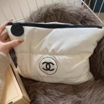 CHANEL Valge Tepitud CC Logoga T&otilde;mblukuga Meigikott Br&auml;ndi Ilutarvik, Tepitud Kosmeetikahoidja Kott Naiste Reisi K&auml;ekott valge