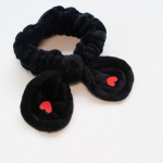 Lihtne k&otilde;iksobiv tikandid, v&auml;ikesed punased juuksed, j&auml;nesek&otilde;rvadega peav&otilde;ru n&auml;okaar valge