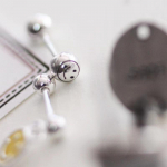 Naerun&auml;oga k&otilde;rvar&otilde;ngad naistele, lihtsad v&auml;ikese kruviga keeratava pandlaga naeratuse ilmega k&otilde;rvar&otilde;nganaelad k&otilde;rvaauguga k&otilde;rvar&otilde;ngad