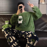 Meeste flanellist korallfliisist pidžaama: M&auml;nguline, paks, &uuml;mara kaelusega s&uuml;gis-talvine koduriietus. L