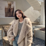 Naiste s&uuml;gis- ja talvine imitatsiooniga karusnahast mantel, keskmise pikkusega avar mitmek&uuml;lgne jakk, moe&uuml;likond, suure rev&auml;&auml;riga rebasenahast kasukas S