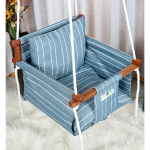 Siseruumides v&auml;ljas rippuv beebikiik, lastele m&otilde;eldud kiik.