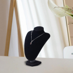 Elegantne kaelakee vitriin naiste ehete kollektsiooni jaoks