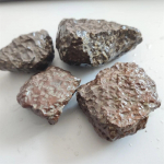 Loodusliku kummalise pinnaga Gangou meteoriidi kahtlustatav meteoriit Lop Nori kodukaunistuse kivist random size 100g