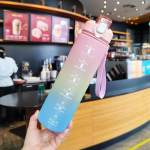 J&auml;rk-j&auml;rgult muutuv plastikust pardinokkakujuline &otilde;lgedest spordiveepudel, kaasaskantav k&ouml;is &uuml;he nupuvajutusega veetass 1000ml lilla