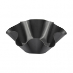 S&uuml;sinikterasest mittenakkuv magustoit, lillekujuline puuviljakauss, salatiroog lauan&otilde;ud