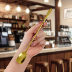 Roostevabast terasest &uuml;mmargune lusikas V&otilde;rkpunane Kuldne &otilde;htus&ouml;&ouml;k Pika varrega segav magustoit kuld