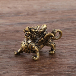 Retro messingist v&otilde;tmehoidja v&auml;ikeste vasest kaunistustega &ndash; ideaalsed kingitused kaunistushuvilistele! Flying Kirin