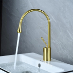 Tuqiu Harjatud Kuldne Valamu Segisti Vannitoa Segisti Kuum K&uuml;lm Messingist Valamu Segisti Messingist Segisti K&ouml;&ouml;gisegisti P&ouml;&ouml;rlev Valamu Vee Kraan