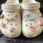 Armsad koomiksiloomad Hole Shoe Charms Dekoratsioon Kinga pannal L&auml;bipaistev lilleline isetehtud kingad Lilletarvikud A1