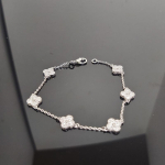 Boutique Neljaleheline Ristikheina Mini 9mm Kuus Lille K&auml;ev&otilde;ru 18k Ins Moodsad Meeste ja Naiste K&auml;ev&otilde;rud mini Six Flowers Bracelet gray