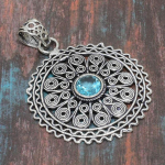 &Scaron;veitsi sinisest topaasi v&auml;&auml;riskivist k&auml;sit&ouml;&ouml;na valmistatud 925 h&otilde;bedast ehteripats naistele 2.17 Inches sinine