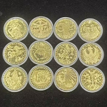 Kaksteist t&auml;htkuju m&auml;lestusmedalit Hambahaldjas kuldm&uuml;ndid 12 sodiaagiga k&auml;sit&ouml;&ouml;na valmistatud Euroopa ja Ameerika m&uuml;nti &Otilde;nneliku eestkostja t&auml;htkuju m&uuml;ndid