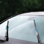2 t&uuml;kki auto esiklaasipuhasti survestaja alused tiivalabade spoilerite vahetamine mugav