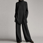 &Uuml;hev&auml;rviline vabaaja kootud p&uuml;kskost&uuml;&uuml;m naistele s&uuml;gis-talveks, lahtine k&otilde;rge kaelusega kampsun, laia s&auml;&auml;rega p&uuml;ksid, kaheosaline komplekt XL must