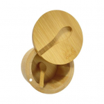 Bambusest soolaanuma maitseainepurk sisseehitatud lusikatega, soolaanuma k&ouml;&ouml;gile, p&ouml;&ouml;rlev kaas, v&uuml;rtsikarp t&ouml;&ouml;pinnale A