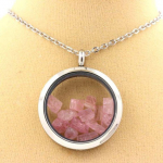 Pierres et Min&eacute;raux. Collier Tourmaline rose brut. Mod&egrave;le M&eacute;daillon 30 mm. Couleur Argent.