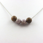 Pierres et Min&eacute;raux. Collier perles Mica violet de Tanzanie + bois 8 mm. Chaine en acier Collier femmes, hommes. Taille personnalis