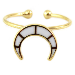 7bis [Q6209] &ndash; k&auml;sit&ouml;&ouml;na valmistatud s&otilde;rmus 'Luna' valgest kullast &ndash; 11x9 mm valge