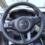 Kohandatud auto rooliratta punutise kate hingav ehtne nahk, 100% sobib Kia Carens 2012- auto interj&ouml;&ouml;r Black Thread