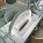 Lauaarvuti U-kujuline ripsmep&uuml;simeik poolkuu iluvalgusti poleeriv k&uuml;&uuml;nevalgus ripsmete poleerimine LED silmade kaitse. 22inch valge