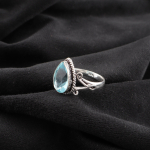 Taevasinine topaas v&auml;&auml;riskiviga s&otilde;rmus, k&auml;sitsi valmistatud imeilus ehe, 925 prooviga sterlingh&otilde;beehe, boheemlaslik s&otilde;rmus pulakingiks 12 sinine