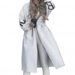 Naiste talvemantel kapuutsiga ja k&uuml;ljetaskutega, silmkoelised varrukad pealisr&otilde;ivaste kirjamustriga M valge