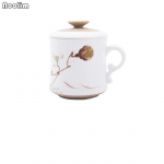 K&auml;sitsi maalitud keraamiline teetass kaane ja filtriga Kontori veekruus S&uuml;nnip&auml;evakingitus Teetass Joogin&otilde;ud A