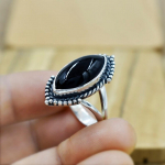 Must oon&uuml;ksist v&auml;&auml;riskivist s&otilde;rmus, tahke 925 h&otilde;bedane s&otilde;rmus, k&auml;sitsi valmistatud disainis&otilde;rmus, r&otilde;ngasr&otilde;ngas, naiste s&otilde;rmus, s&otilde;rmus 6