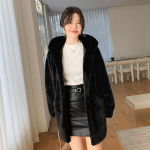 Naiste s&uuml;gis- ja talvine paksendatud naaritsamatist keskmise pikkusega kapuutsiga jope Keskkonnakaitse &uuml;hev&auml;rviline kasukas S