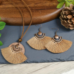 Boheemlas stiilis ehted &uuml;mmargused ripatsiga pikk kaelakee ja kampsunikett &ndash; minimalistlikud aksessuaarid naistele MIT