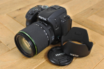 Pentax K-70 24,24MP digitaalne peegelkaamera koos 18-135mm suumobjektiivi ja varjukiga