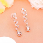 Estele naiste s&auml;delevad tsirkooniumoksiidroosist kullast k&otilde;rvar&otilde;ngad