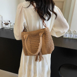 Naiste moodne &otilde;lgkott ristiketi jaoks, naiste rannapuhkuse ostlemise kootud &otilde;lakott beež