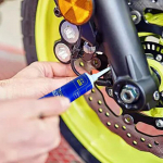 K&auml;igukasti m&auml;&auml;rdeaine T&ouml;&ouml;stuslik k&auml;igukasti m&auml;&auml;rdeaine autode k&auml;igukasti&otilde;li 120 ml parandab m&auml;&auml;rimist, v&auml;hendab mootorite kulumist ja ebanormaalset m&uuml;ra CHINA