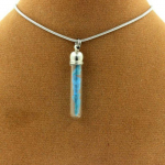 Pierres et Min&eacute;raux. Collier Apatite bleu neon brut. Mod&egrave;le tube. Couleur Argent.