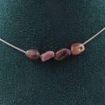 Pierres et Min&eacute;raux. Collier 4 perles Tourmaline Rubellite du Br&eacute;sil Chaine en acier Collier femmes, hommes. Taille personnalisable.