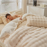 Premium Talvine J&auml;nese Karusnaha Pl&uuml;&uuml;sist Neljaosaline Komplekt: Paksustatud korallfliisist ja piimasametist tekikott koos kunstkarusnahast kolmeosalise voodilinade komplektiga. 1.8m (6ft) Bed