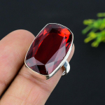 Naturaalsest Mosambiigi granaadist v&auml;&auml;riskivist 925 sterlingh&otilde;bedast s&otilde;rmus, suurus 7,5 N9D80