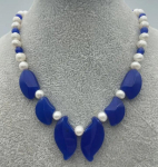 Ehtne valge p&auml;rli sinine jade lehed valge kullaga kaetud lukuga kaelakee