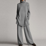 &Uuml;hev&auml;rviline vabaaja kootud p&uuml;kskost&uuml;&uuml;m naistele s&uuml;gis-talveks, lahtine k&otilde;rge kaelusega kampsun, laia s&auml;&auml;rega p&uuml;ksid, kaheosaline komplekt L hall v&auml;rv