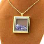 Pierres et Min&eacute;raux. Collier Tanzanite brut. Mod&egrave;le carr&eacute;. Couleur Or.